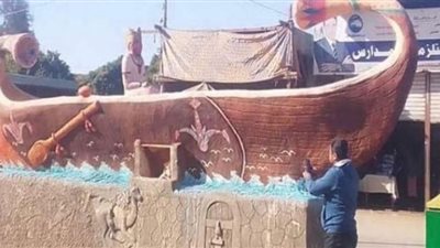 مجسم لملك فرعوني داخل مركب يثير السخرية على مواقع التواصل الاجتماعي