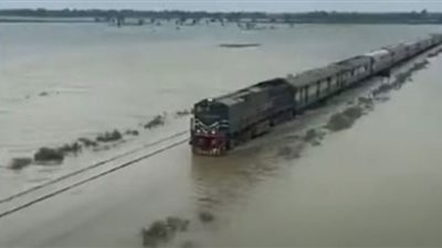 قطار يسير وسط مياه الفيضانات في باكستان.. شاهد