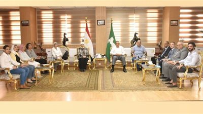 محافظ الشرقية يلتقي فريق برنامج 