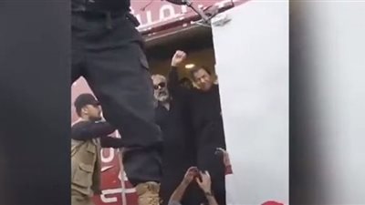 عمران خان يلوح لأنصاره بعد محاولة اغتيال فاشلة (شاهد)