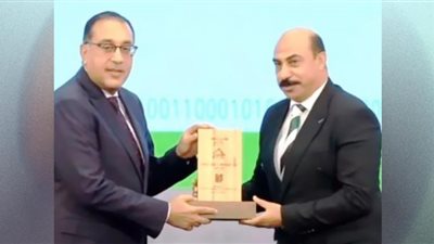 تكريم محافظ أسوان لحصول «فارس» على أفضل قرية صديقة للبيئة