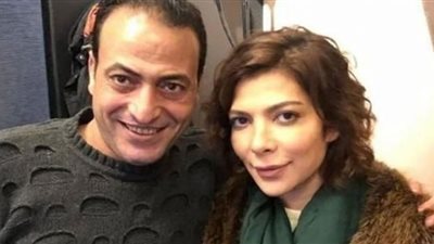 انهيار زوجة الشاعر ناصر الجيل في جنازته (شاهد)