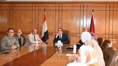 رئيس جامعة الفيوم يكرِّم فريق منتخب مسرح الجامعة