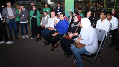 وزير الرياضة يتفقد جناح أندية المناخ يستمع لحلول تحدى الشباب