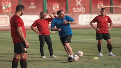 سواريش يجتمع بلاعبي الأهلي وأفشة يتواجد بالمران