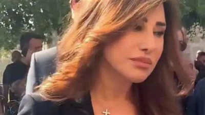 جنازة جورج الراسي.. نجوى كرم تواسي أسرة الراحل «فيديو»