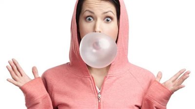 مضغ العلكة والمخاطر الصحية.. أطباء يحذرون