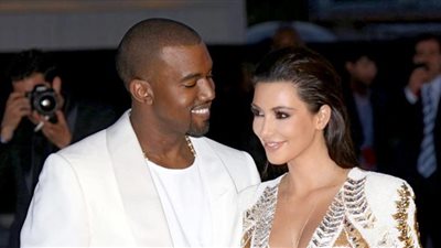 لافتات تؤيد موقف 