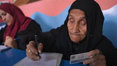 الطالبة زبيدة.. 87 عامًا من الكفاح وامتحانات محو الأمية أول أحلامها