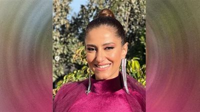 حنان مطاوع تخطف الأنظار بالقطيفة المجسم