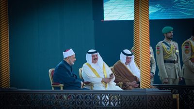 ملك البحرين يستقبل الإمام الأكبر في صرح الشهيد بقصر الصخير