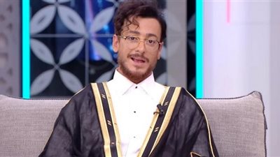 سعد لمجرد يغازل فتاة بفستان أحمر.. الحلق اللي عامل قلق
