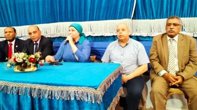 مدير تعليم الفيوم تلتقي الأخصائيين الاجتماعيين بحضور مندوب الوزارة