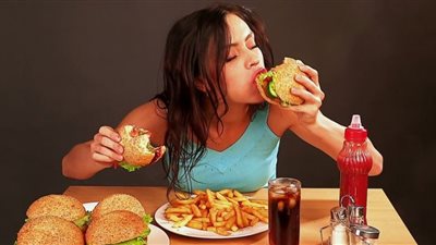 أكل الوجبات السريعة يسبب الإصابة بمرض قاتل.. أطباء يحرون من كارثة