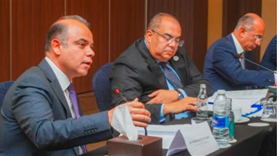 رئيس الرقابة المالية يشارك في مائدة مستديرة مع خبراء التمويل والتنمية في إطار ترتيبات قمة المناخ