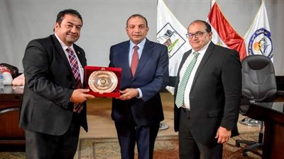 جامعة بني سويف تكرم عمداء كليات التربية للطفولة والتمريض والتجارة