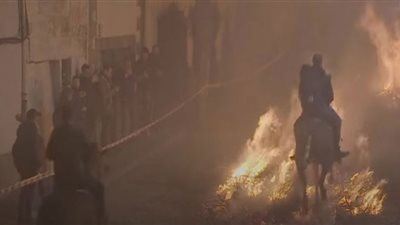 خيول ترقص وسط النيران في إسبانيا (شاهد)