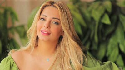 مي حلمي تتألق بالليجن الأسود والشعر الأشقر الطويل| صور