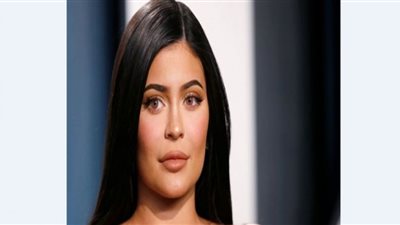 كايلي جينر بظهر مكشوف وجمبسوت شورت عبر إنستجرام| صور