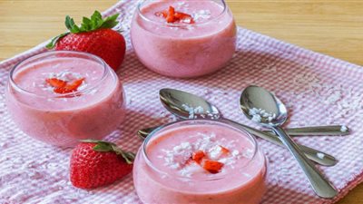طريقة عمل عصير فراولة بجوز الهند اللذيذ