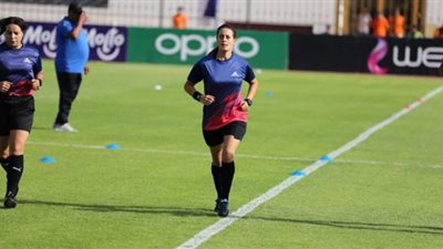 شاهندة المغربي والطاقم المعاون يجرون عمليات الإحماء قبل مباراة سموحة وفاركو