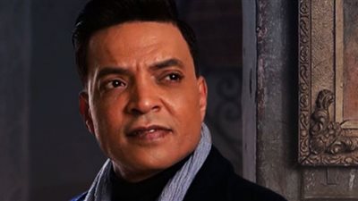 طارق الشيخ يناقش الأنانية فى «عالم غريب».. فيديو