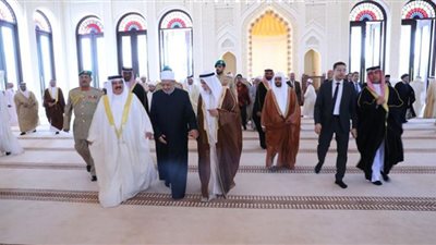 شيخ الأزهر يؤدي صلاة الجمعة مع جلالة ملك البحرين بجامع قصر الصخير