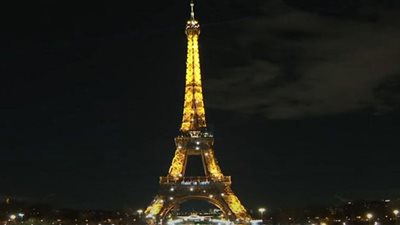 برج إيفل يُضيء بشعارات تضامن مع الإيرانيين (شاهد)