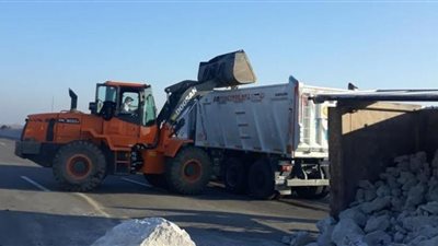 مركز القنطرة غرب يرفع آثار انقلاب سيارة نقل ثقيل بمحور 30 يونيو