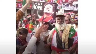 الآلاف يتظاهرون في باكستان دعمًا لعمران خان .. شاهد
