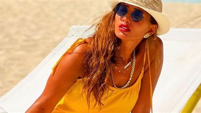 زينة تستمتع بالصيف على شاطئ البحر (صور)