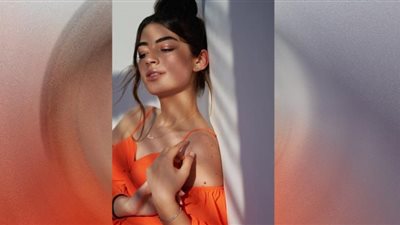 ليلى أحمد زاهر تشبه الزهرة بفستان الأوف شولدر