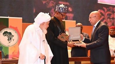 رئيس نيجيريا يحصل على جائزة تعزيز السلم في إفريقيا