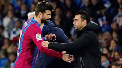 بيكيه علي رأس تشكيل برشلونة المتوقع أمام ألميريا الليلة