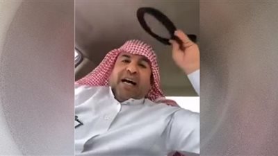 موقف طريف لرجل يرفع العقال للمرأة السعودية كاد يتعرض لحادث.. شاهد