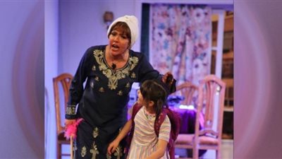 أزمة مسرحية الحفيد.. شتائم وتجاوزات أمام العائلات بقيادة المخرج | فيديو