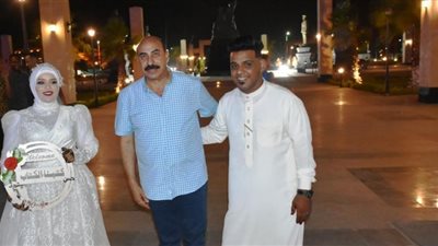 محافظ أسوان يفاجئ عروسين بحديقة بلازا درة النيل
