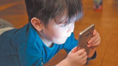 الاستخدام المفرط للهواتف المحمولة يتلف دماغ الأطفال
