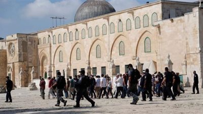 الاحتلال يعتقل حارس بالمسجد الأقصى ويجبر مصليًا على الخروج