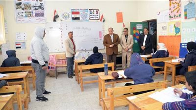 محافظ أسيوط يتفقد لجان امتحانات الشهادة الإعدادية