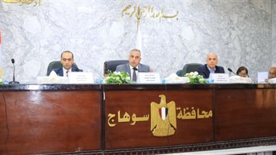 محافظ سوهاج يناقش تنفيذ المرحلة الثانية من تطوير الكورنيش الغربي