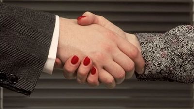 مسألة خلافية .. مصافحة الرجل للمرأة الأجنبية باليد وتأثيرها على الوضوء