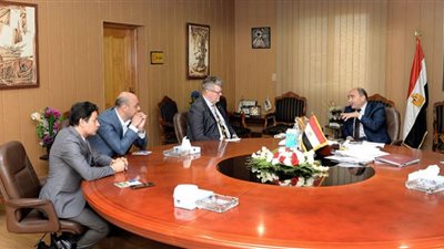 رئيس جامعه المنصوره يجتمع بفريق زراعة الكبد بمركز جراحة الجهاز الهضمي