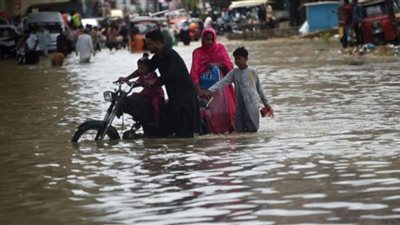 استخدام مروحيات لإجلاء العالقين بالجبال من فيضانات باكستان