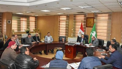محافظ الشرقية يعقد اجتماعًا لدفع عجلة العمل بالمشروعات الجارية