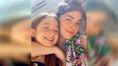 ليلى زاهر تتألق في عيد ميلاد شقيقتها بالكاجوال (شاهد)