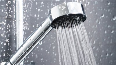 هل يجب الاستحمام يوميا.. طبيبة تجيب