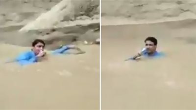 مراسل يبهر العالم بالسباحة في مياه الفيضانات (شاهد)