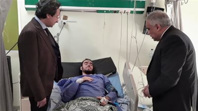 نائبا رئيس جامعة طنطا يزوران طالب كلية الطب المصاب فى حادث التصادم