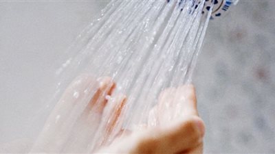 الاستحمام يوميًا.. هل مفيد أم مضر